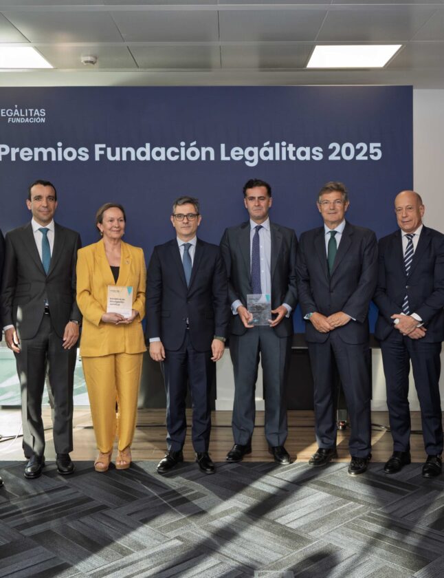 El ministro de Justicia preside la entrega de los premios Fundación Legálitas a la RAE y TaxDown