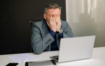 Miles de empresas siguen sin adaptarse al fichaje digital obligatorio y se exponen a multas de hasta 10.000 € por trabajador