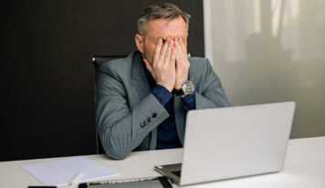 Miles de empresas siguen sin adaptarse al fichaje digital obligatorio y se exponen a multas de hasta 10.000 € por trabajador