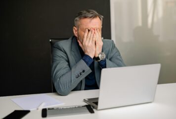 Miles de empresas siguen sin adaptarse al fichaje digital obligatorio y se exponen a multas de hasta 10.000 € por trabajador