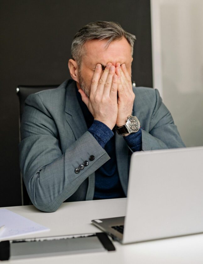 Miles de empresas siguen sin adaptarse al fichaje digital obligatorio y se exponen a multas de hasta 10.000 € por trabajador