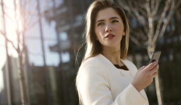 Incluir a un trabajador en un grupo de WhatsApp sin su consentimiento puede costar a la empresa hasta 2.000 euros